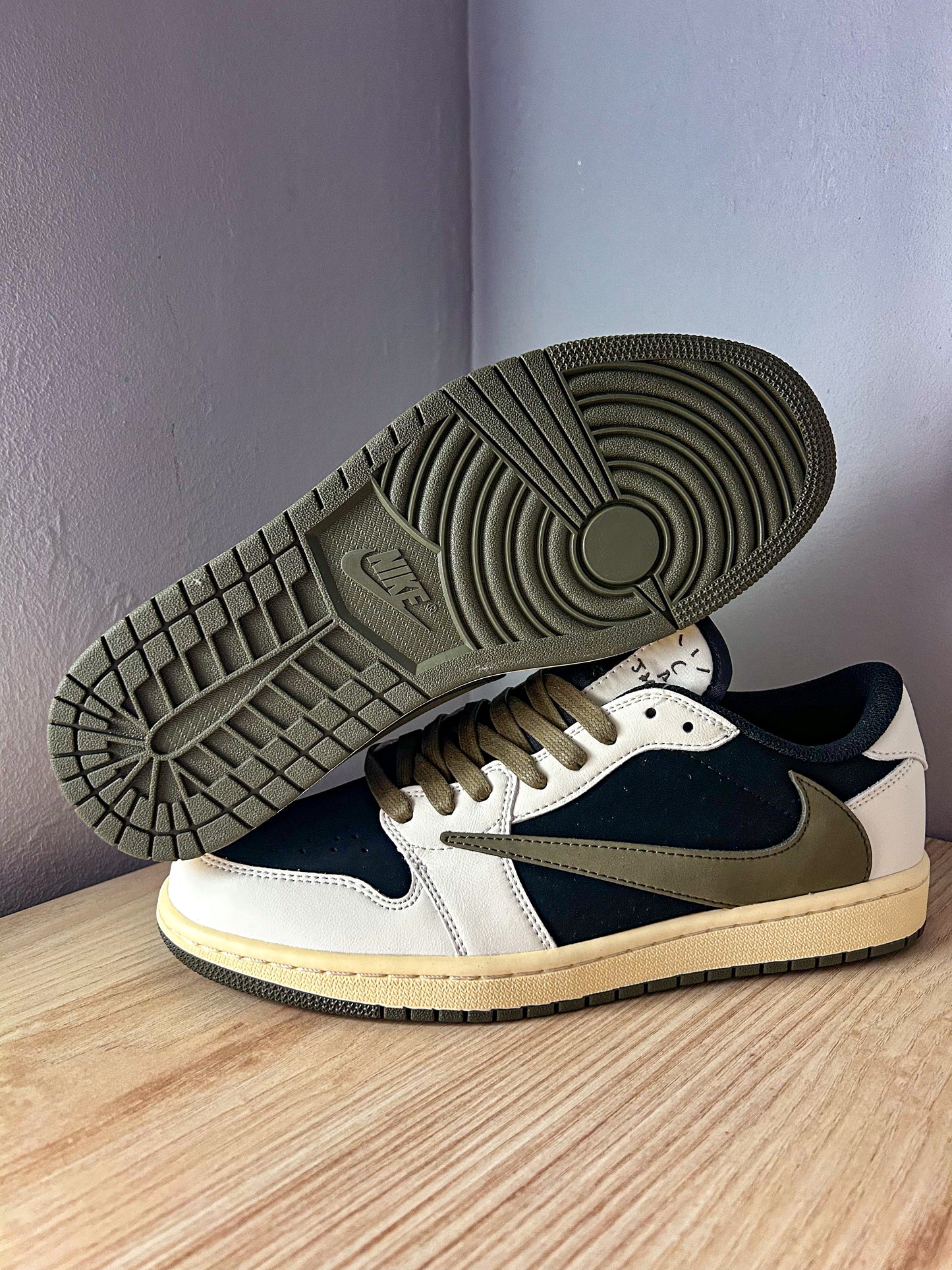 JORDAN 1 LOW TRAVIS SCOTT